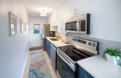 Whitney Beach Condo | Longboat Key waterfront condo-a short walk to the beach & bay!