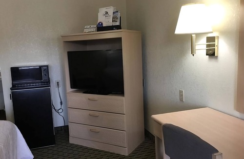 Cabot House | Look No Further! 4 Relaxing Units, Free Parking & Breakfast, Near Library Park