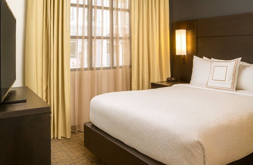 Arts/Warehouse District Hotel | Look No More! Two Family-friendly Suites with Full Kitchen and Free Breakfast!