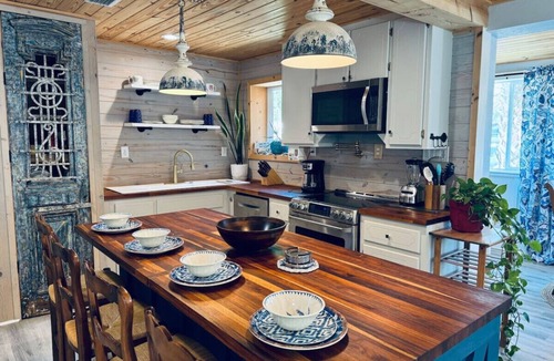 Bid-a-wee Beach House | Lost Pearl: 1940s Beach Cottage, FREE Daily Activities, 1 Blk 2 Bch, SznlStuff