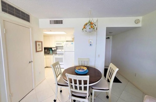 Marco Island Condo | Lovely 1 bedroom beachfront Condo