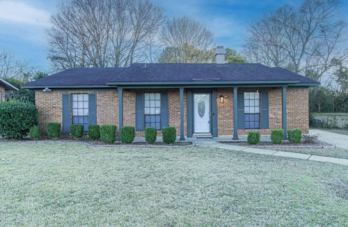 Gunter Afs House | Lovely 3 bedroom house close to great shopping and dining.