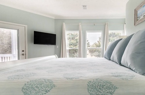 Clipper Cove House | Lovely 4 bed/3 bath. Ideal Location- Walk to Beach, Shopping, Entertainment