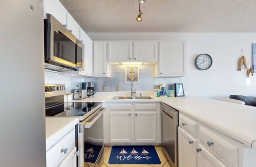 Crystal Beach Condo | Lovely condo near the beach with a pool, hot tub, central AC, & W&D