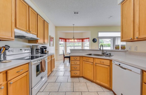 Fernandina Beach Cottage | Lovely Family Home w/Lanai, 6 Mi to Amelia Island
