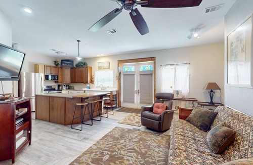 Mexico Beach Condo | Lovely home close to beach with patio, central AC, full kitchen, & washer/dryer