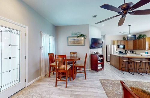 Mexico Beach Condo | Lovely home close to beach with patio, central AC, full kitchen, & washer/dryer