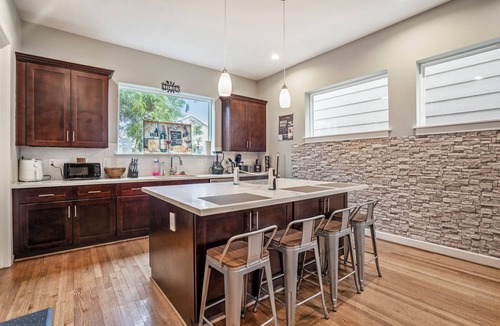 Riverside Terrace House | Lrge Grp House & 6 Bds & Game R & NRG & Med Center