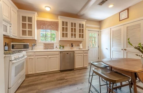 Highlands - Perkins Cottage | LSU Retreat - Hot Tub, Grill, Fire Pit - Walk2campus&lakes - 4 Bedroom 2 Bath