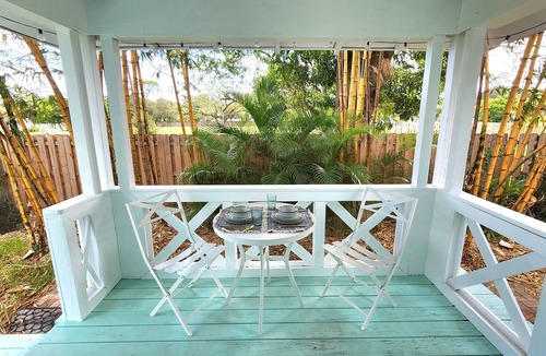 Sailboat Bend Cottage | Lush Tropical Studio in Historic Sailboat Bend, close to Downtown