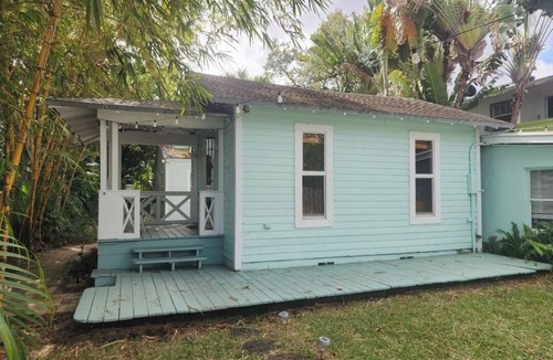Sailboat Bend Cottage | Lush Tropical Studio in Historic Sailboat Bend, close to Downtown