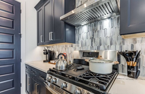 East Downtown Houston House | Lux 4 Bed -Garage - City Views -12 Min Walk Downtown