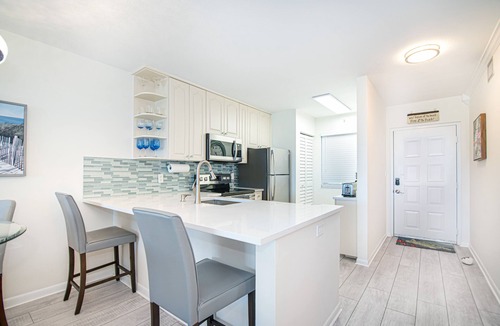Jupiter Bay Condo | Lux JB condo w Fab EAST Lake Views close to beach ON SALE DUE TO CONCRETE WORK.