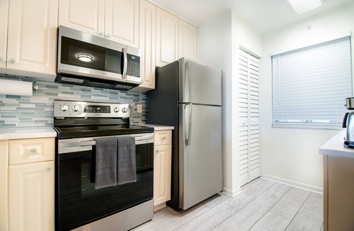 Jupiter Bay Condo | Lux JB condo w Fab EAST Lake Views close to beach ON SALE DUE TO CONCRETE WORK.
