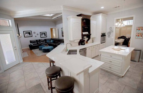 Beaumont House | Luxe Executive Home 4BR 3.5 BA w/Sparkling Pool, Outdoor Entertainment Area, Sp