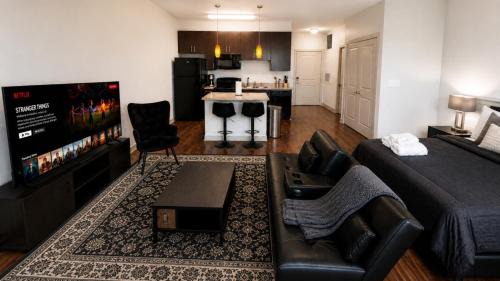 Five Points South Apartment | Luxe Nest King Studio Downtown 2B1