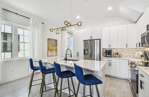 Tampa House | Luxe Rooftop Villa · Skyline · 3BR · Plush Kingbed