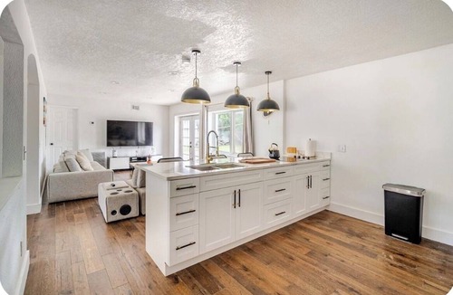 Egypt Lake-Leto House | Luxe Tampa Stay Designer Bath &Tube