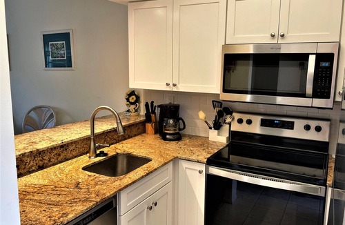 Central Naples Condo | Luxurious 2-bedroom apartment with1st class tennis - near beach and Naples shops
