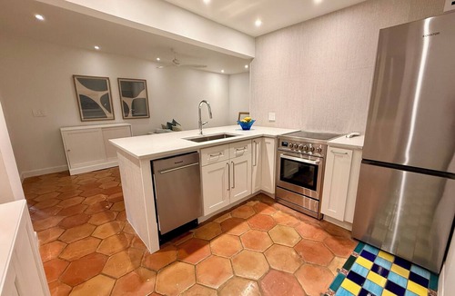 Parker Ridge House | Luxurious Home, Lush Tropical Garden, Heated Pool,Sauna, and Jacuzzi!