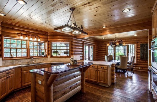 Athens Cabin | Luxurious Log Cabin Rental for Groups with Private Lake near Dallas, Texas