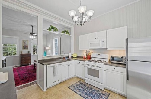 Washington Square House | Luxurious Oakleigh Home; Walk to Mardi Gras; 15+