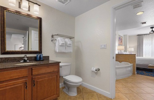 Lake Buena Vista Resort | Luxurious Resort minutes from Disney World with full access to all resort Amenities