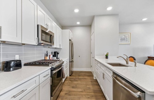 New Orleans Condo | Luxury 2 Bed 2 Bath Condo In Bywater with Pool!