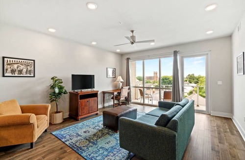 New Orleans Condo | Luxury 2 Bed 2 Bath Condo In Bywater with Pool!