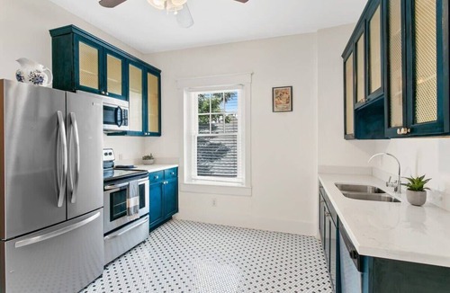 Lower Garden District Apartment | Luxury 2BD Apt | 1 Block off St. Charles