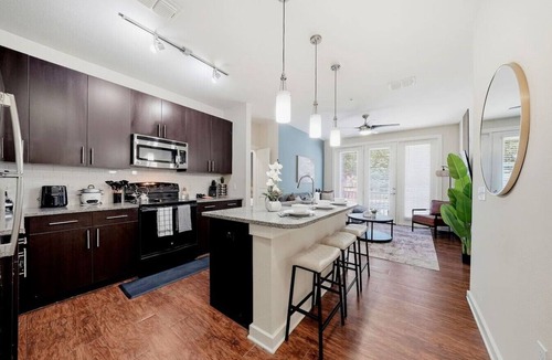 Courier City - Oscawana Apartment | Luxury 2BR in Tampa | Pool, Gym & Yoga Studio