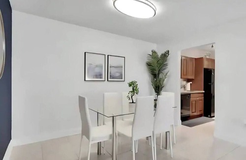 SoHo Apartment | Luxury 2BR Oasis Steps From Bayshore - Resort Style Pool, Gym and Free Parking