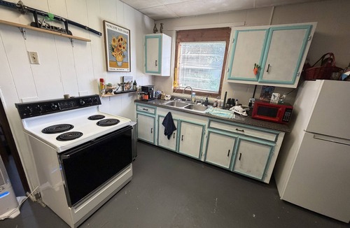 Nederland House | Luxury 3-bedroom building with AC and entertainment amenities in Nederland, TX.