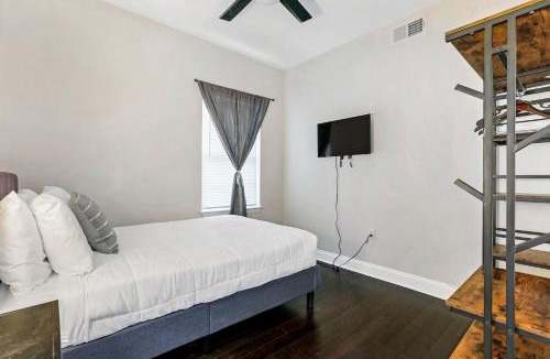 South 7th Ward Bed & Breakfast | Luxury 3-Bedroom Oasis with Open Living Space & Designer Touches