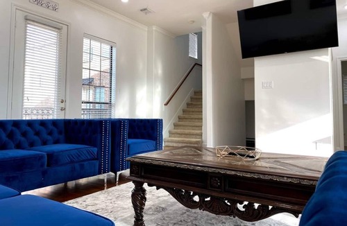 South Central Houston House | Luxury 3-Story Home in Downtown Houston