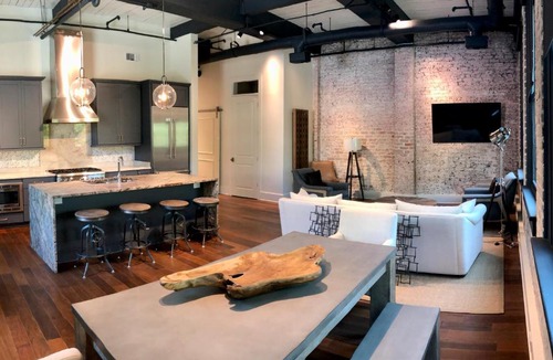 Central Business District Apartment | Luxury 3BD/3.5Bath Full Floor - Prvt Elevator/Grocery/Superdome/Streetcar/Dining