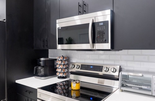 Old Northwood Historic District House | Luxury 4-Bedroom house with Heated Saltwater Pool, Jacuzzi, & Easy Self Check-In
