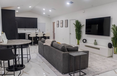 Old Northwood Historic District House | Luxury 4-Bedroom house with Heated Saltwater Pool, Jacuzzi, & Easy Self Check-In