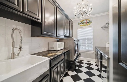 Greater Heights Apartment | Luxury 6BR Houston Home - Private Pool, Hot Tub & Sleeps 14