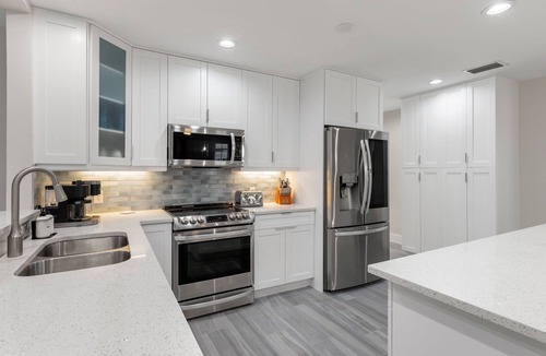 Sun Terrace House | Luxury 6BR Naples Retreat with private Pool. Beach, & 5th Ave Just Minutes Away!