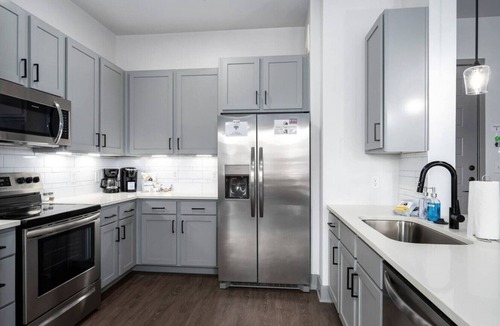 Crestline Heights Apartment | Luxury Apartment - Pool, Restaurants & Shopping