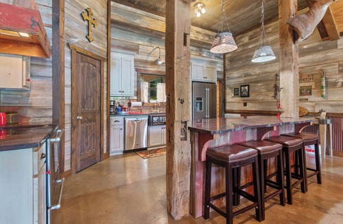 Clinton Cabin | Luxury Cabin on private estate only minutes from Tuscaloosa!
