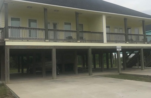Hackberry House | Luxury camp with Incredible water views! Best fishing and crabbing around !