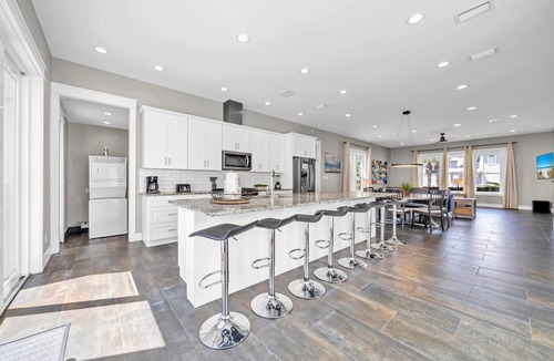 Emerald Waters Village House | Luxury, Convenience and Style! Gated Community, Private Pool!