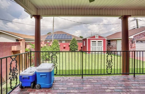 Algiers House | Luxury Estate- Private Yard 2 King Beds
