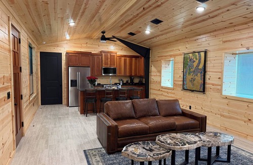Lampasas House | Luxury Giraffe experience in our luxurious 4 bedroom solar powered Giraffe House