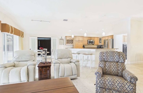 Gilchrist Villa | Luxury Golf & Waterfront Retreat with Golf Cart