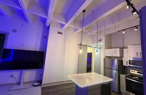 Downtown Atlanta Apartment | Luxury Highrise 20th floor 2-bed/2 bath in Downtown Atlanta w Gym Pool Game room