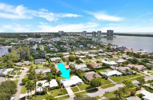 North Palm Beach House | Luxury Home | Heated Pool Walk to BEACH BBQ EV Fast WIFI Golf Simulator