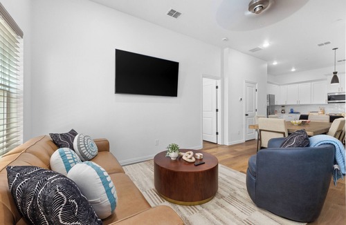 Arlington House | Luxury Home w/Parking | Walk to AT&T Stadium
